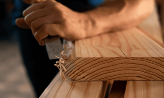 Atelier de menuiserie sur mesure dans les Vosges avec artisan menuisier